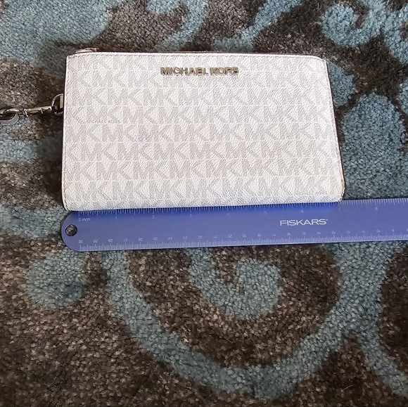 Michael Kors Jet Set Wristlet! - Picture 2 of 16